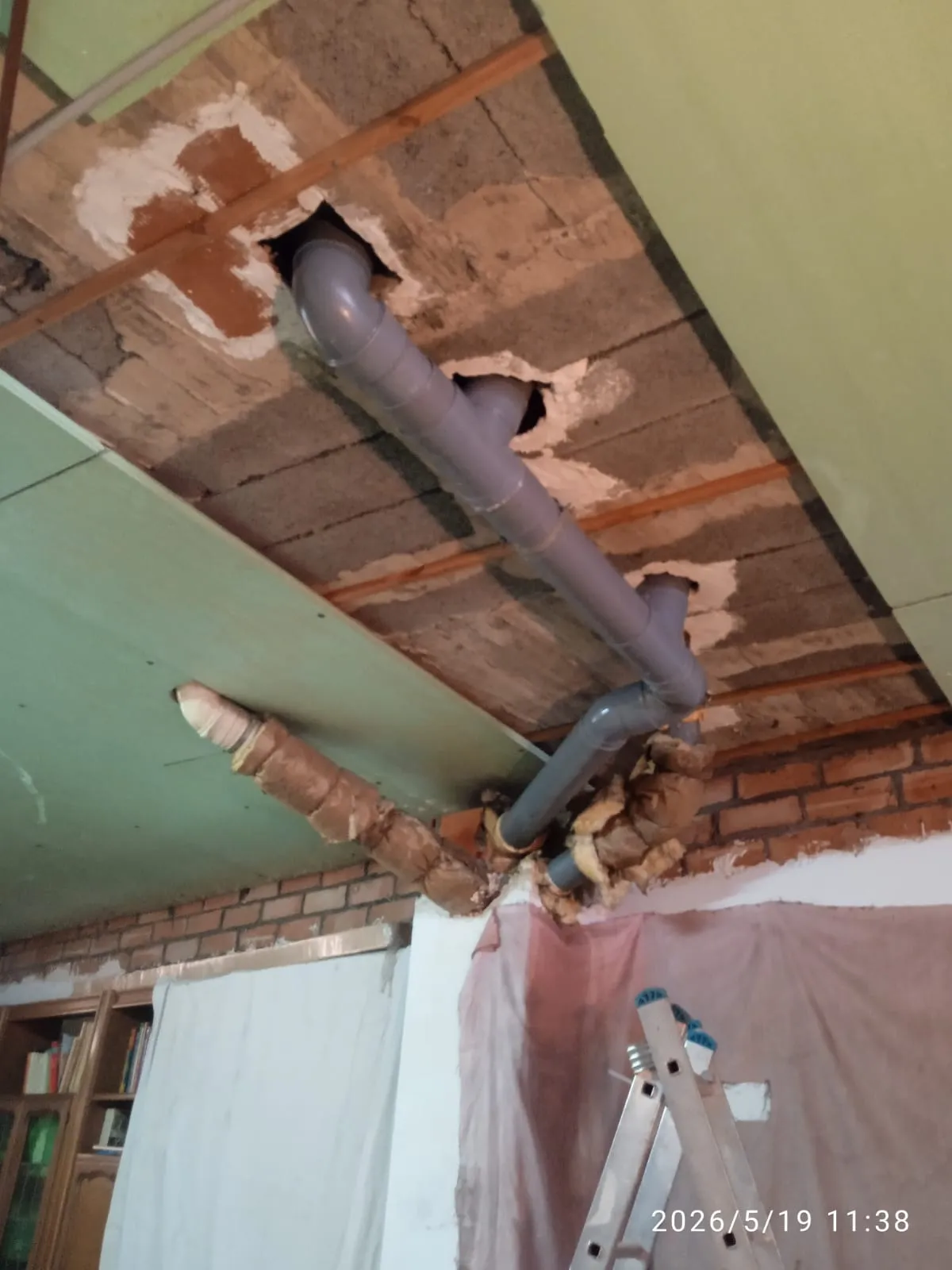 Detalle de bajante de PVC nuevo en comunidad
