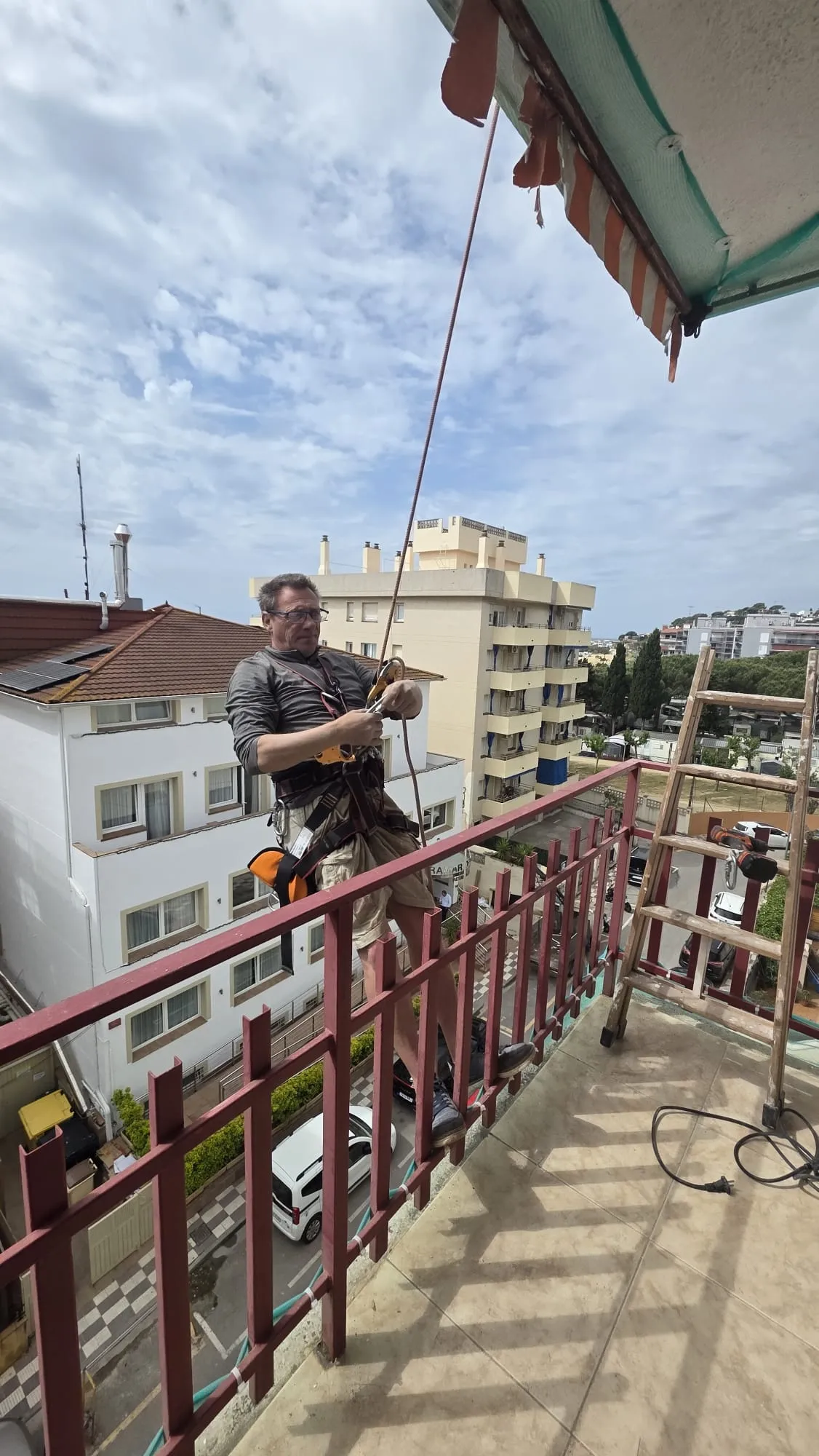 Rehabilitación de balcones mediante trabajos verticales