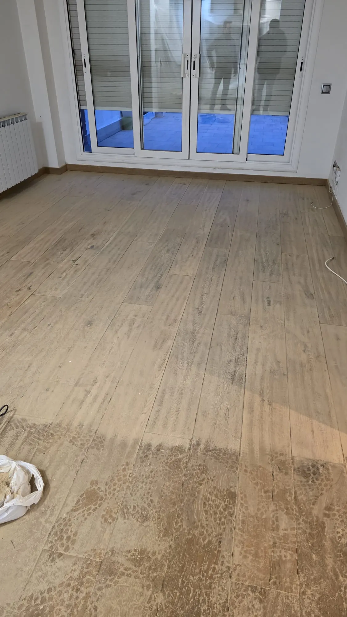 Elemento de madera decapado y barnizado en Barcelona