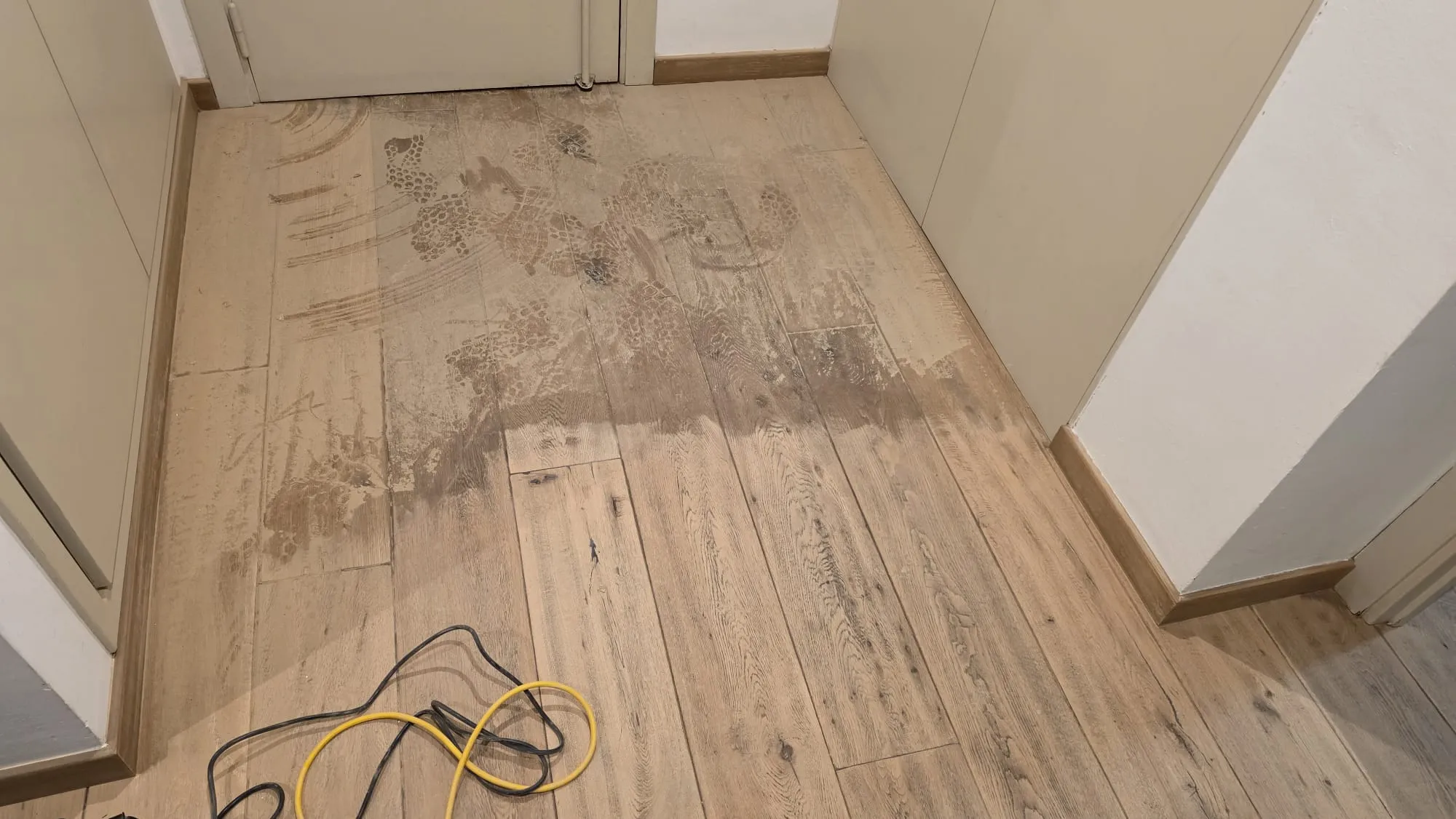 Trabajo de barnizado de elementos de madera