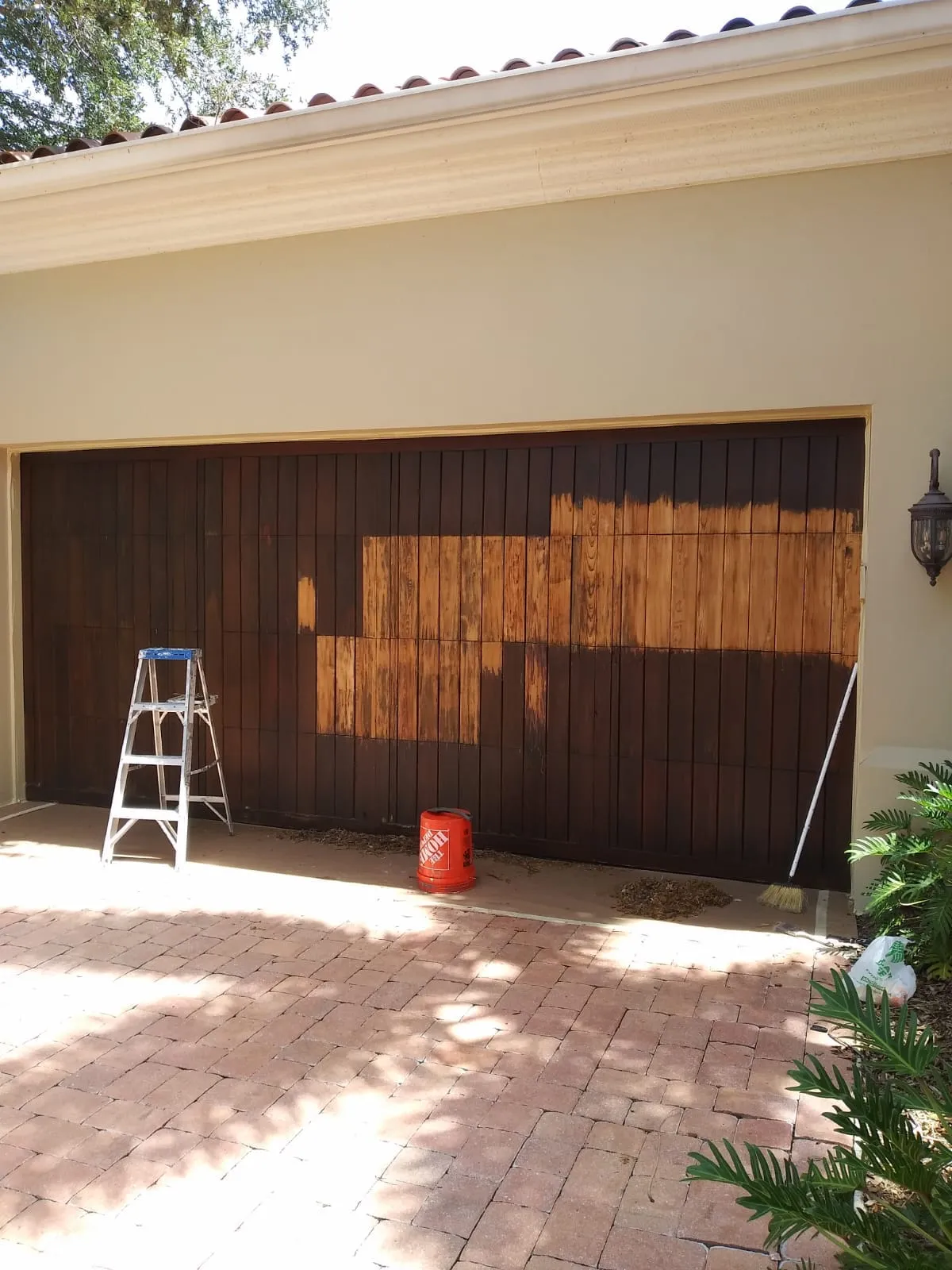 Detalle de madera teñida y barnizada