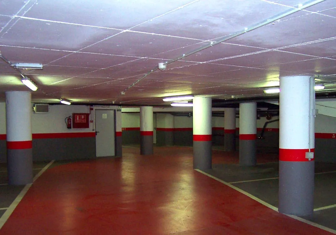 Garaje comunitario pintado con señalización