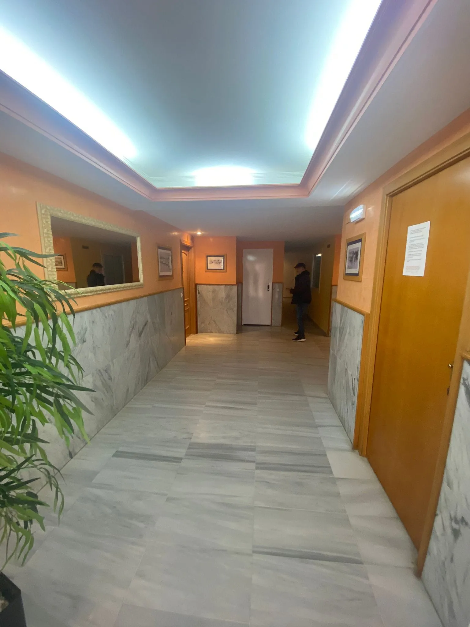 Vestíbulo comunitario reformado y pintado
