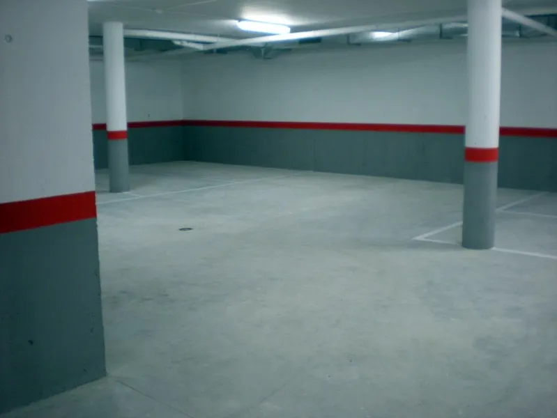 Garaje comunitario pintado en interior