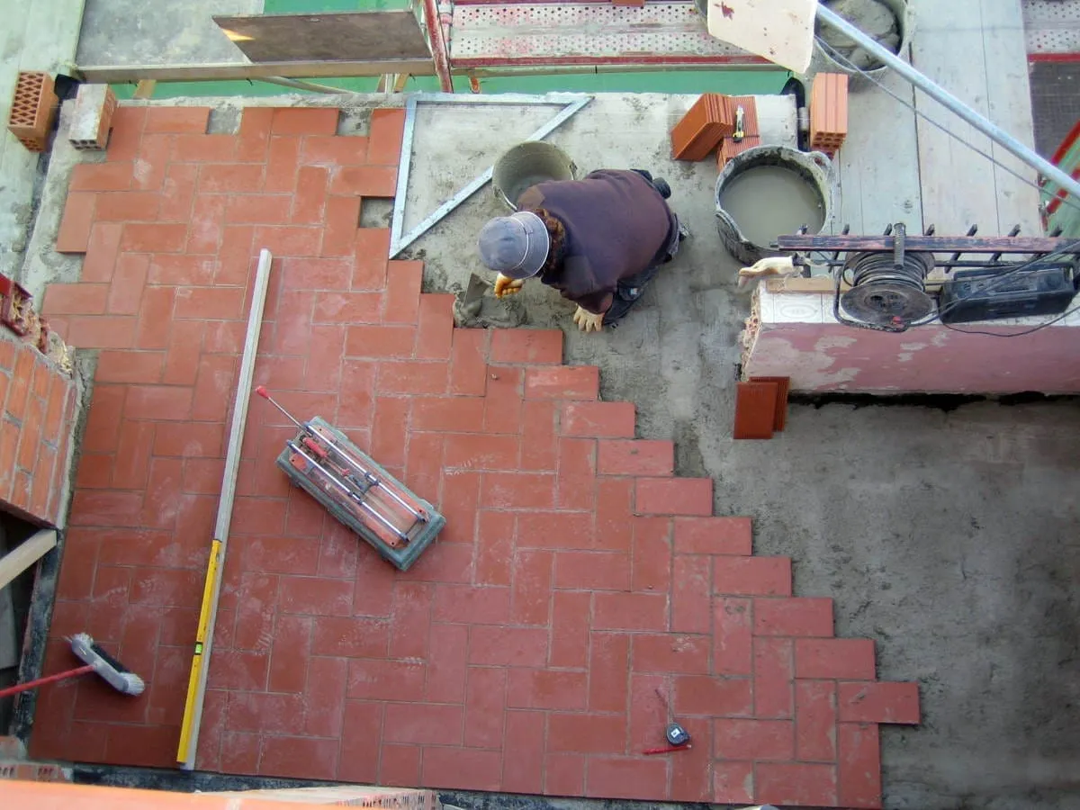 Colocación de pavimento cerámico en una terraza
